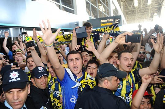 Profesyonel Futbol Takımımızı Tezahüratlarla Lizbon’a Uğurladık