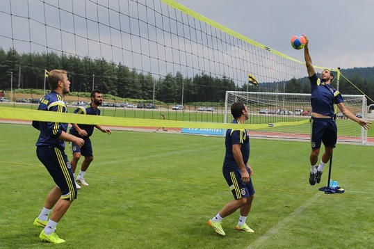 Futbolcularımız Voleybol Maçı Yaptı