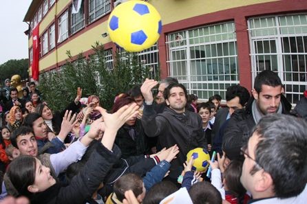 Volkan Ve Uğur Karne Dağıttı