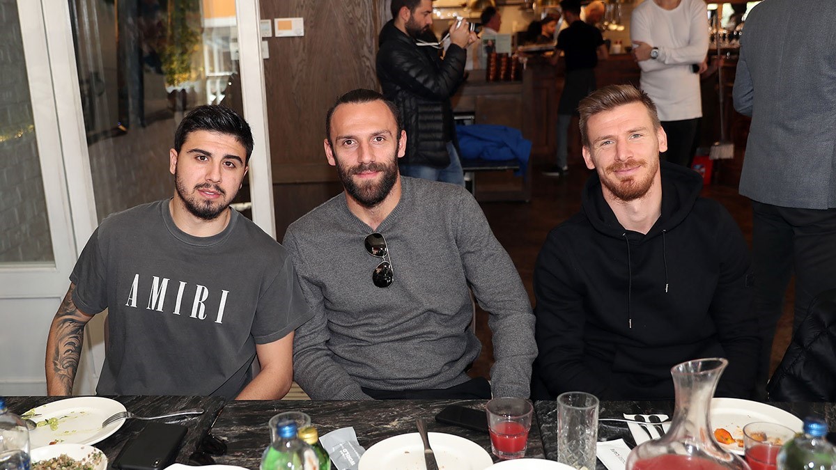 Futbolcularımız derbi öncesinde düzenlenen yemekte bir araya geldi